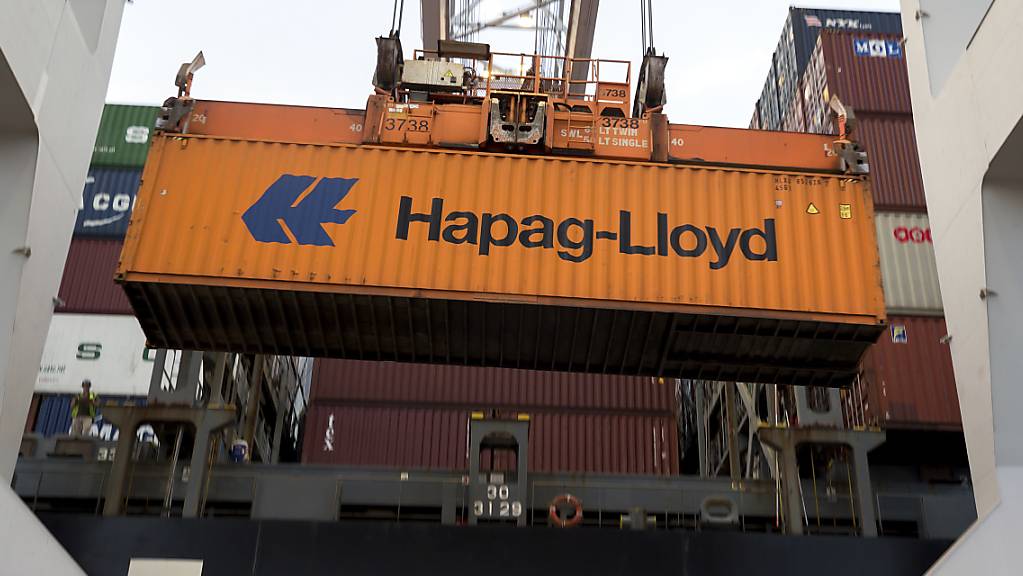 Die Schifffahrtsgesellschaft Hapag-Lloyd rechnet mit einem Einbruch des globalen Handels in diesem Jahr von rund zehn Prozent. (Symbolbild)