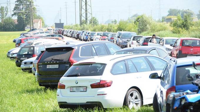 Rund 300 Autos stehen im Parkverbot