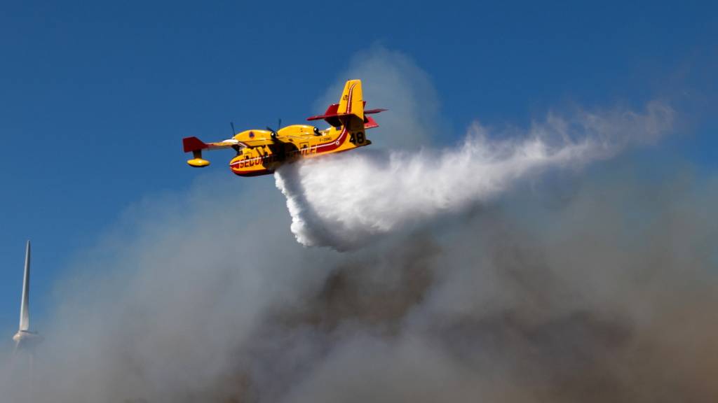 Sieben Canadair-Flugzeuge haben am Mittwoch gegen Flammen im Piemont gekämpft. (Archivbild)