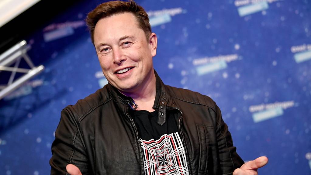 Der Chef von Tesla, Elon Musk, kann sich freuen – die Zahl der ausgelieferten Fahrzeuge im Jahr 2020 erreichte das selbstgesteckte Ziel des Autokonzerns. (Archivbild)