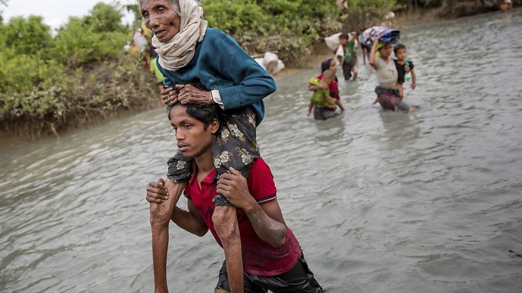 Rohingya fliehen durch einen Grenzfluss von Myanmar nach Bangladesch (Aufnahme vom 1. November 2017).
