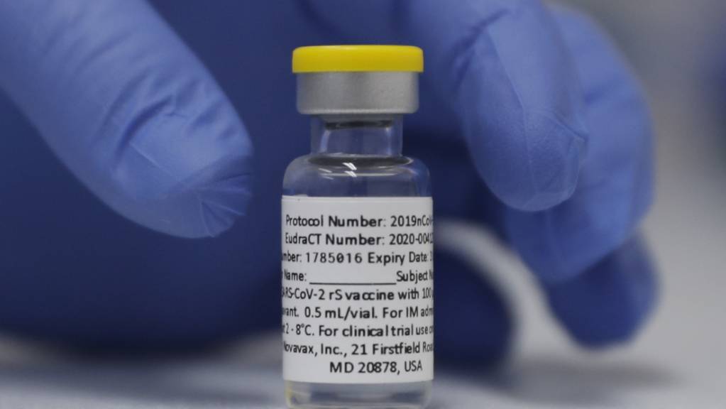 ARCHIV - Eine Ampulle mit dem Corona-Impfstoff von Novavax steht während der Studie im St. George's University Hospital in London auf einem Tisch bereit. Foto: Alastair Grant/AP/dpa