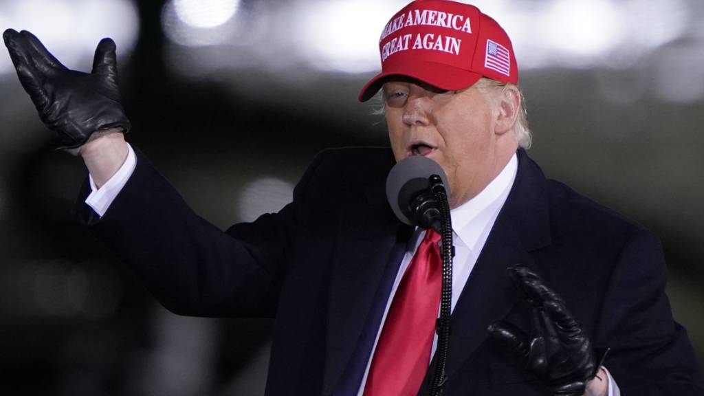 Donald Trump, Präsident der USA, spricht auf einer Wahlkampfkundgebung. Foto: Chris Carlson/AP/dpa