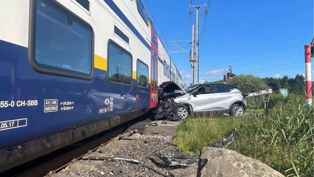 Auto wird auf Hinwiler Bahnübergang von Zug angefahren