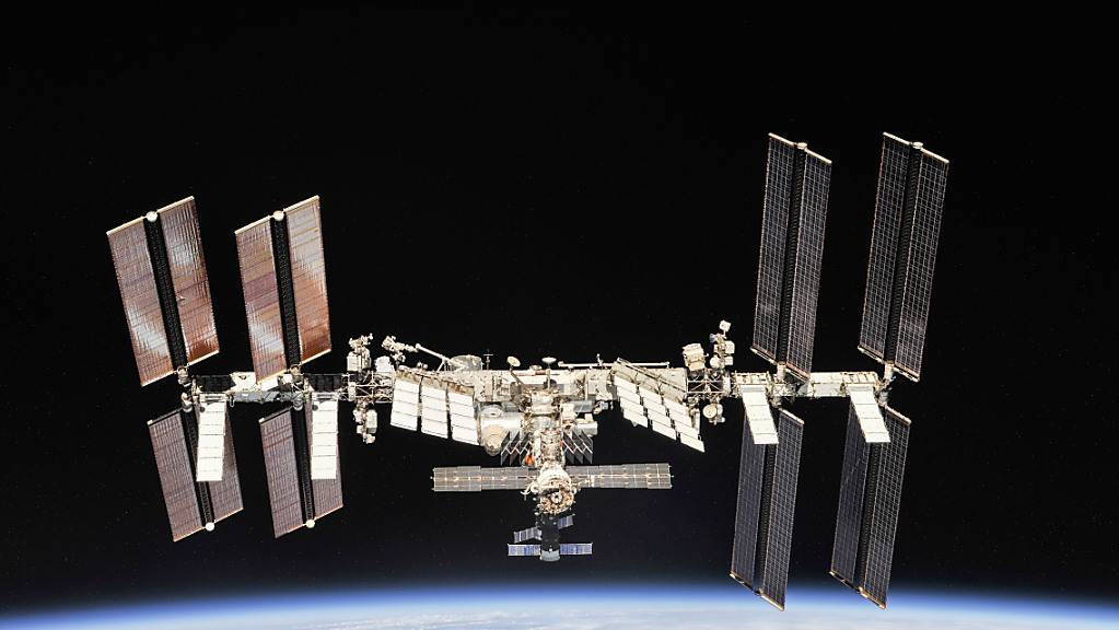 Das Bild zeigt die Internationale Raumstation (ISS). Die Internationale Raumstation ISS muss am Samstagnachmittag ein ungeplantes Ausweichmanöver unternehmen, um einer Kollision mit Weltraumschrott zu entgehen.