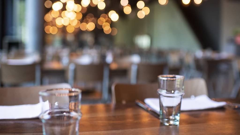 Die Schwyzer Regierung verlangt, dass mit dem nächsten Öffnungsschritt auf eine maximale Anzahl von Gästen pro Tisch in Restaurants verzichtet wird. (Symbolbild)