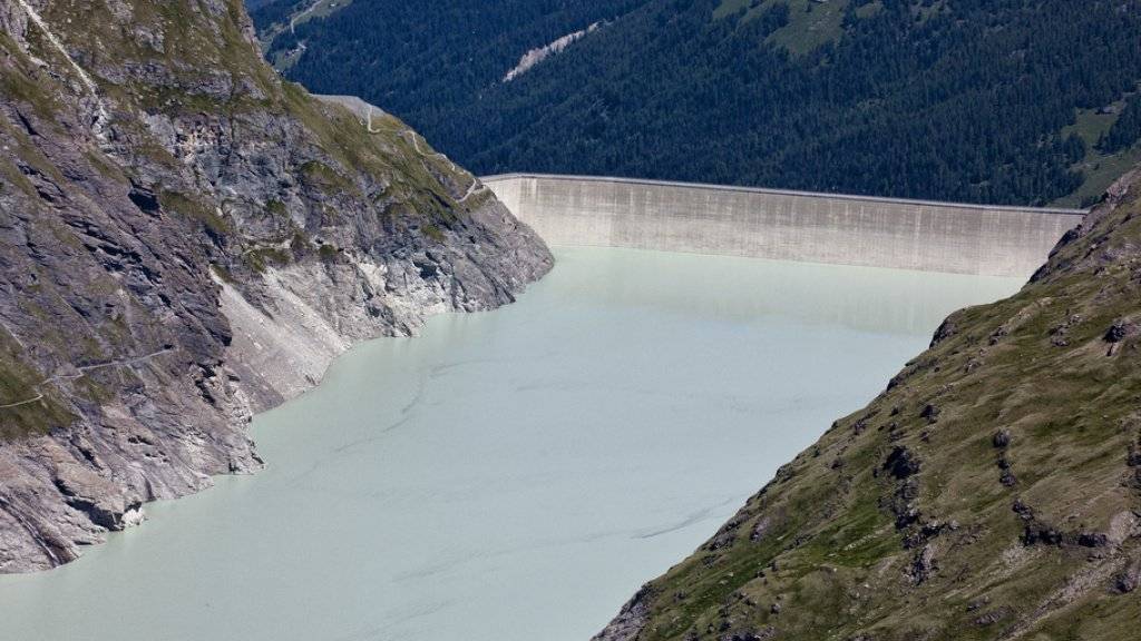 Der Stausee Lac de Dix im oberen Teil des Val d’Hérémence im Kantons Wallis. Die Staumauer Grande Dixence ist mit 285 Metern das höchste Bauwerk der Schweiz. (Archivbild)
