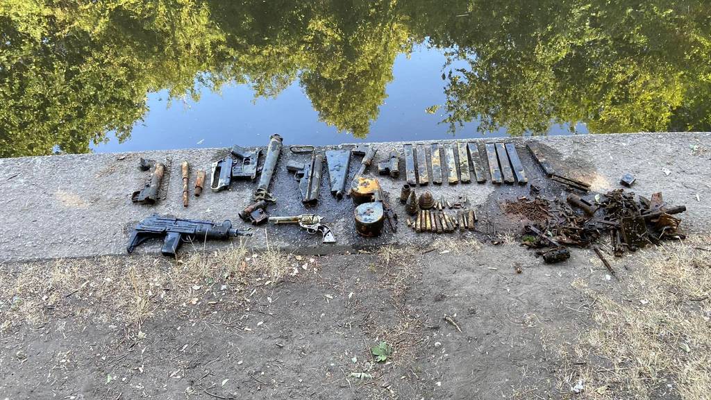 Familie findet Uzi und zehn weitere Schusswaffen in Fluss
