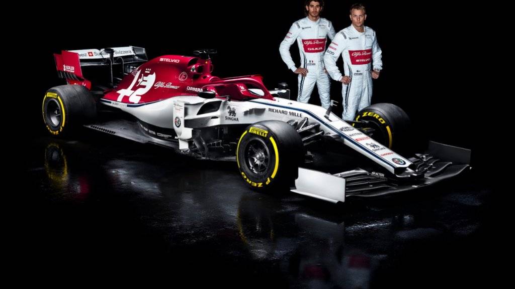 Das neue Auto, der C38, mit dem Kimi Räikkönen (rechts) und Antonio Giovinazzi die Grands Prix bestreiten werden