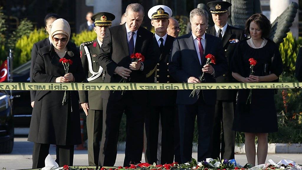 Der türkische Präsident Recep Tayyip Erdogan (2. von links in der vorderen Reihe) gedenkt der Opfer des Selbstmordanschlags vor dem Bahnhof in der türkischen Hauptstadt Ankara vom Samstag.