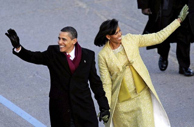 Barack Obama winkt auf die eine Seite, seine Frau Michelle auf die andere: Der Start zu seiner Präsidentschaft nachdem er bei der Amtseinführung den Eid geschworen hat. (20. Januar 2009)