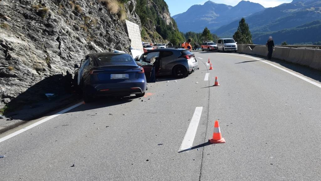Zwei Personen bei Frontalkollision in Maloja GR verletzt