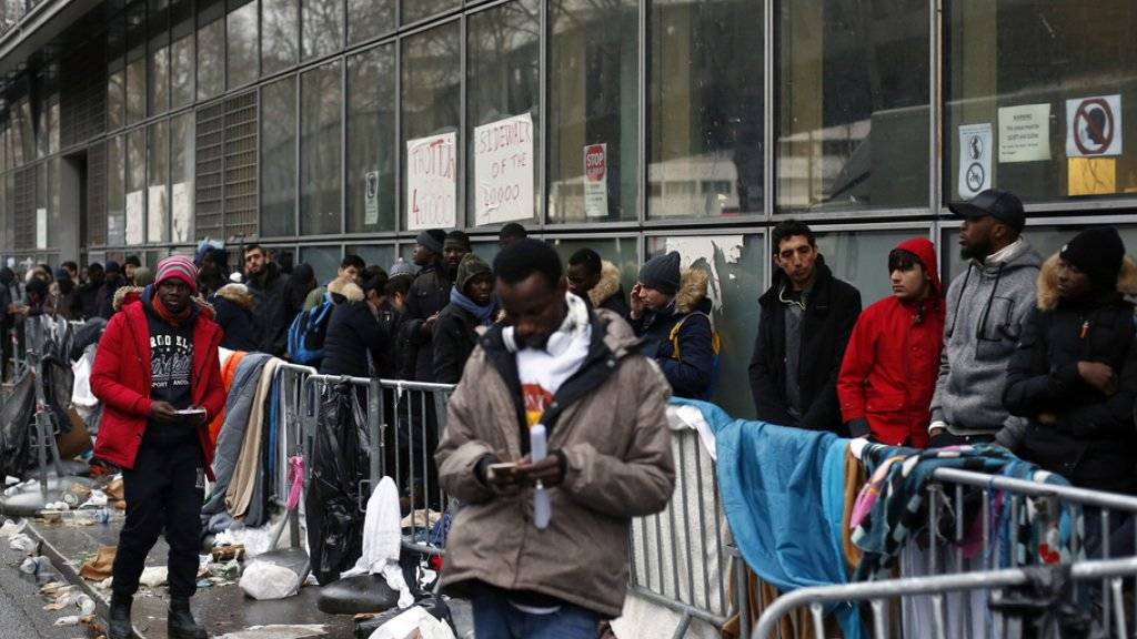 Flüchtlinge stehen im Dezember 2017 in Paris Schlange, um ein Asylgesuch einzureichen. (Archivbild)