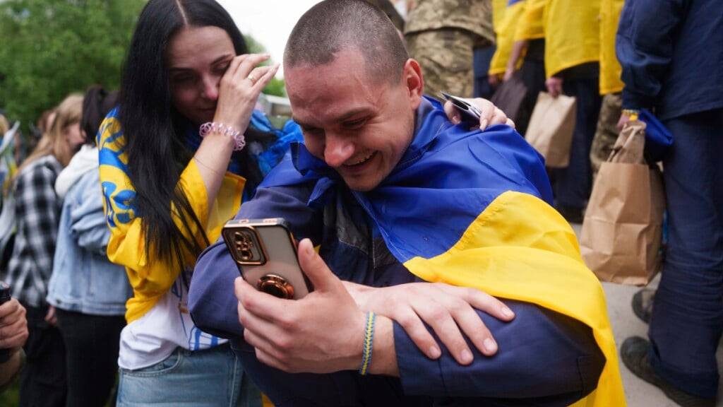 ARCHIV - Ein ukrainischer Soldat telefoniert mit einem Verwandten, nachdem er im Rahmen eines Kriegsgefangenenaustauschs zwischen Russland und der Ukraine aus der Gefangenschaft zurückgekehrt ist. Russland und die Ukraine haben ihren Austausch von Kriegsgefangenen fortgesetzt. Foto: Evgeniy Maloletka/AP/dpa