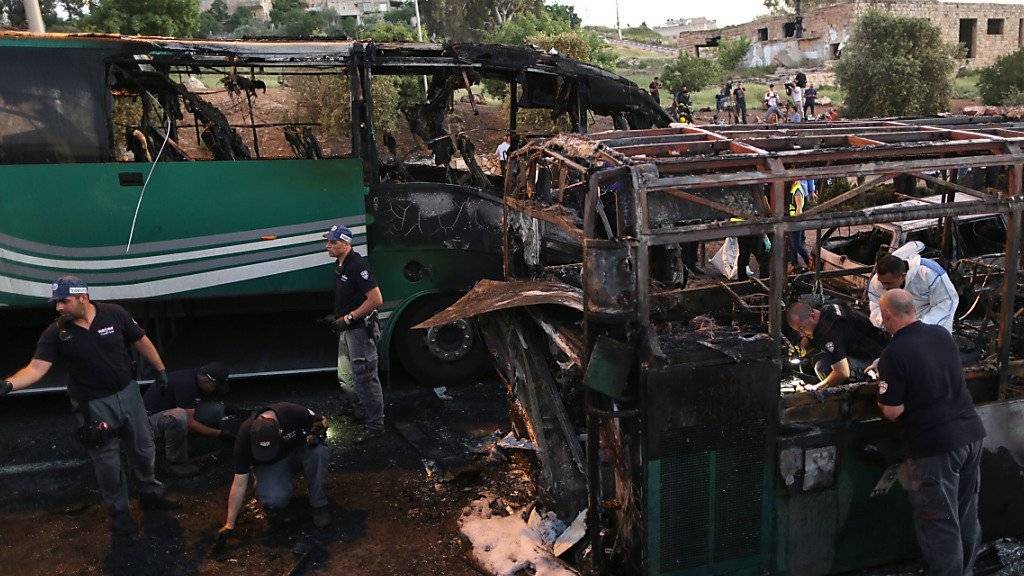 Der Bus, in dem die Bombe explodierte, brannte komplett aus. Die Flammen erfassten auch die umliegenden Fahrzeuge.