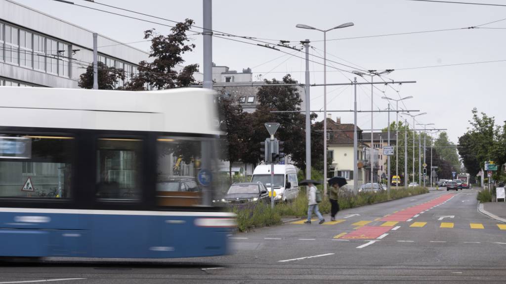 Bei einem Unfall mit einem Tram der Linie 7 wurde eine Frau verletzt. (Symbolbild)