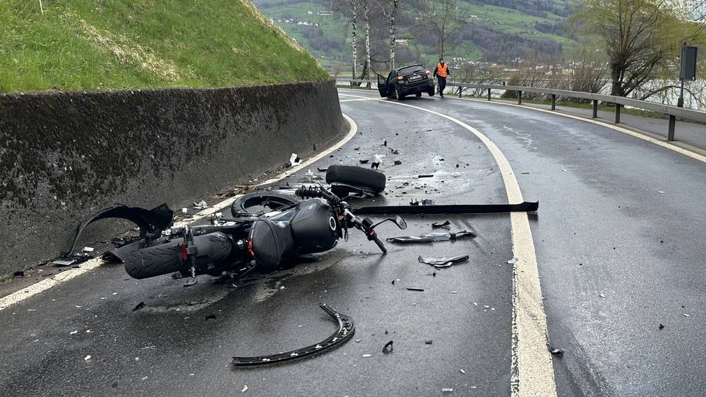 Zwei schwer verletzte Töff-Fahrer nach missglücktem Überholmanöver