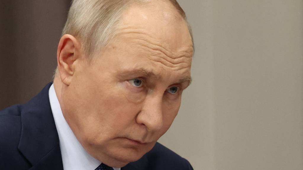 Die Sorgenfalten mehren sich beim russischen Präsidenten Wladimir Putin. Der Grund: Derzeit unterstehen in der Schweiz rund 2790 natürliche Personen, Unternehmen und Organisationen der Vermögenssperre im Zusammenhang mit dem russischen Überfall auf die Ukraine. (Archivbild)