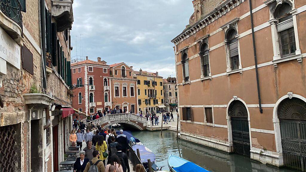ARCHIV - Touristen gehen in großen Gruppen durch das Stadtzentrum von Venedig. Foto: Robert Messer/dpa