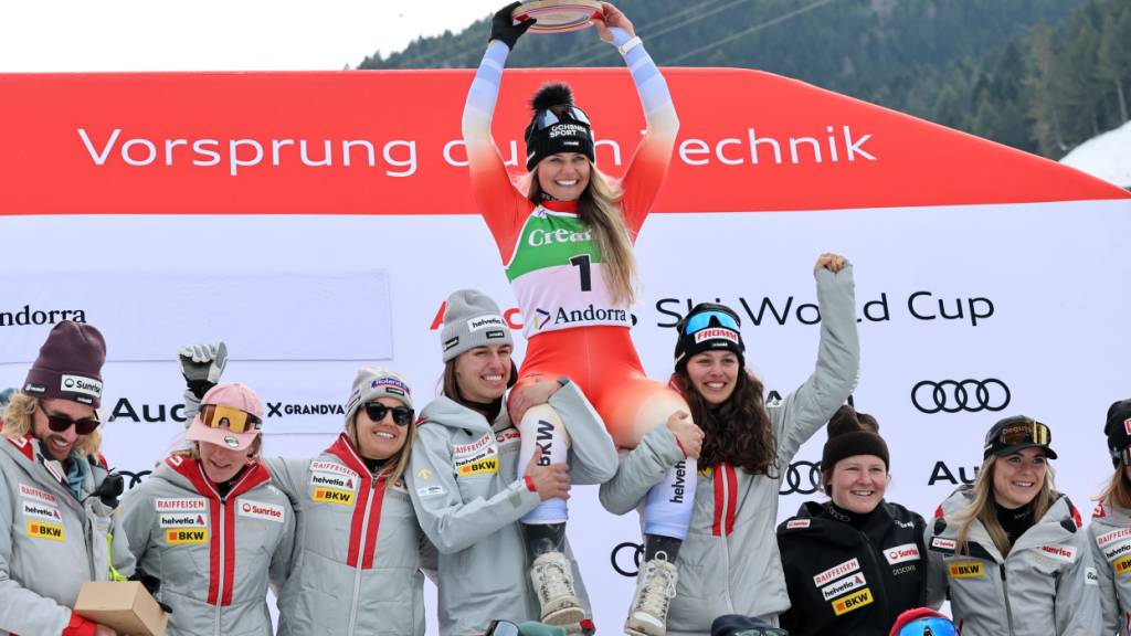 Wieder eine Trophäe: Corinne Suter lässt auf den Sieg in der Abfahrt Platz 3 im Super-G folgen