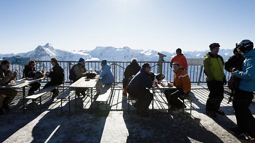 Auch nach dem beigelegten Streit um das Öffnen der Ski-Terrassen versuchen manche Gastronomen ein Schlupfloch zu finden. (Symbolbild).