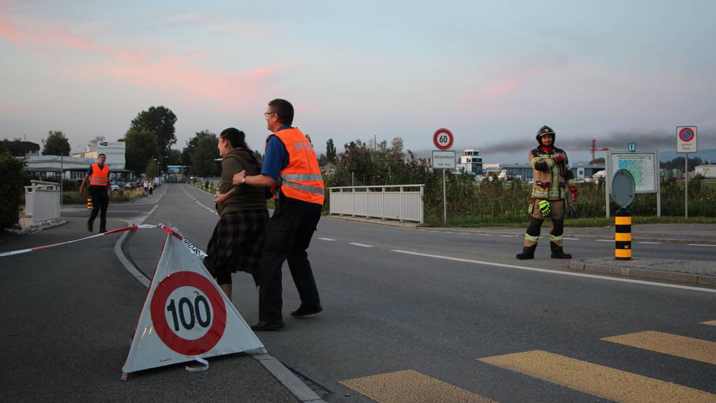 Die Frau versucht sich immer wieder Zutritt zum Flughafengelände zu verschaffen. Sie muss von Polizisten festgehalten werden. (Bild: FM1Today)