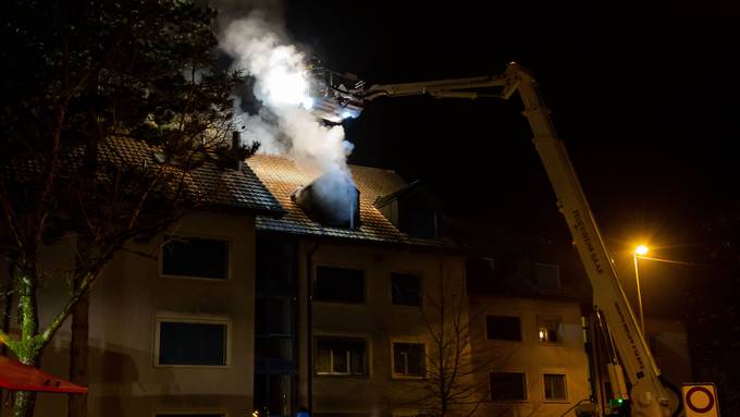 Flammen und Rauch in einer Wohnung in Baar