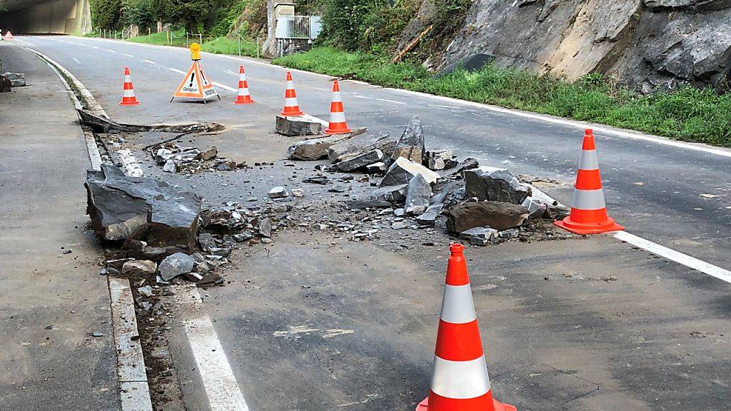 In der Nacht auf Sonntag ist im Kanton Schwyz ein Steinschlag auf die Strasse zwischen Brunnen und Gersau niedergegangen. Die Strasse ist bis mindestens Montagmittag gesperrt.
