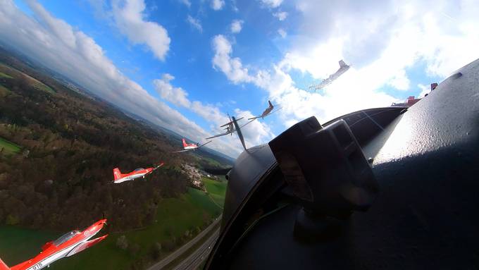 Flugzeugfans sind von PC-7-Training in Dübendorf begeistert