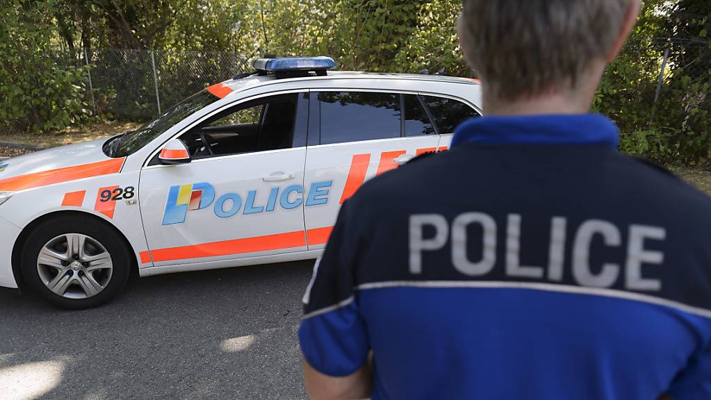 Die Kantonspolizei Genf ist am Mittwoch zu einer Wohnung gerufen worden. Darin befand sich eine junge Frau, die vermutlich durch Messerstiche getötet wurde. (Symbolbild)