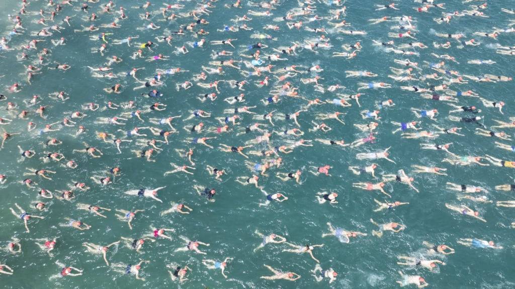 Die diesjährige Stadtzürcher Seeüberquerung bot kaum Abkühlung. Der Zürichsee ist 27 Grad warm.