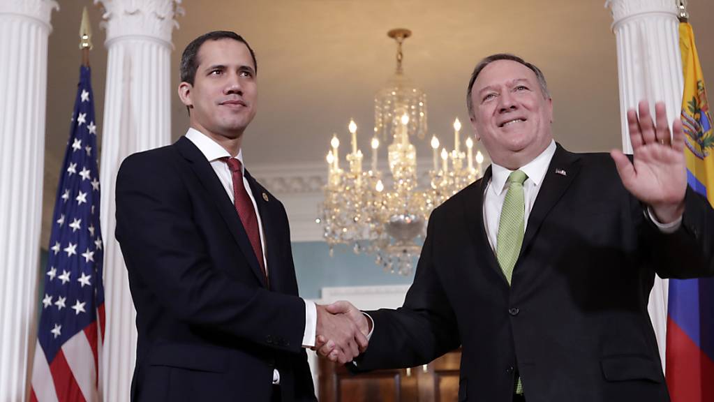 Die USA stützen in ihrer Politik gegenüber Venezuela Oppositionsführer Juan Guaido (links). Der US-Aussenminister Mike Pompeo legt Venezuela eine Übergangsregierung nahe. (Archivbild)