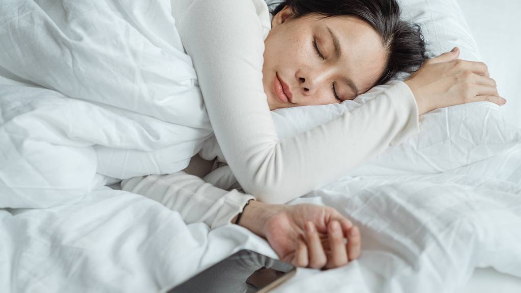 In einem Schlaflabor werden die unterschiedlichen Schlafzyklen untersucht.