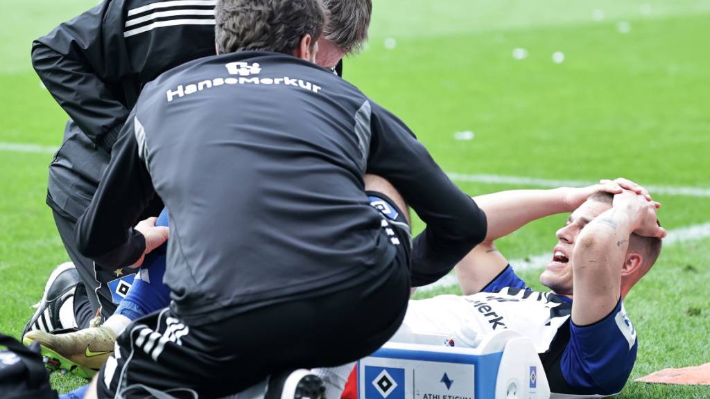 Miro Muheim verletzt sich im Spiel gegen Werder Bremen