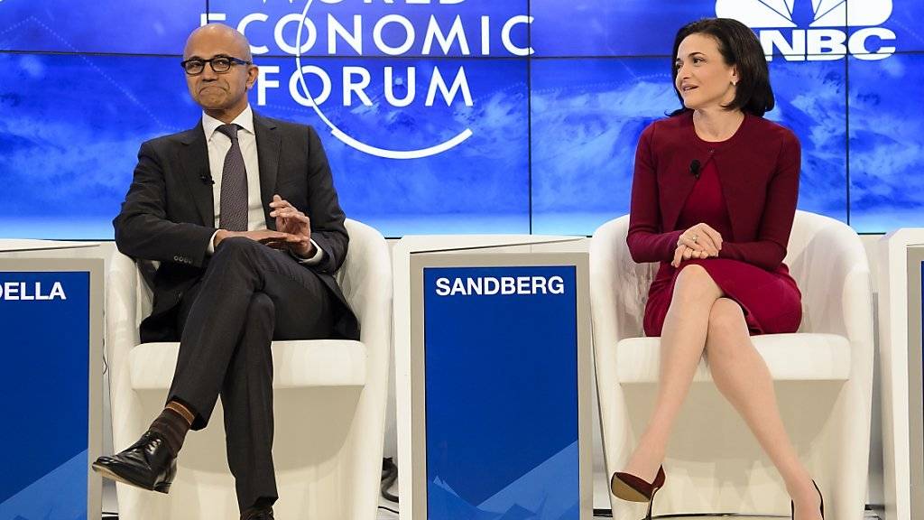 Microsoft-Chef Satya Nadella (links) und Sheryl Sandberg, operative Leiterin von Facebook, erörterten in Davos die Chancen der neuen industriellen Revolution für Arme und Frauen.