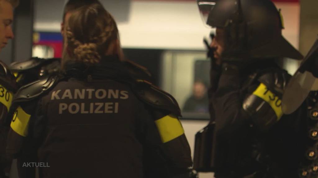 Steuerzahler zur Kasse: Letztes Jahr gab der Aargau über 750'000 Franken für Polizeieinsätze bei Fussballspielen aus