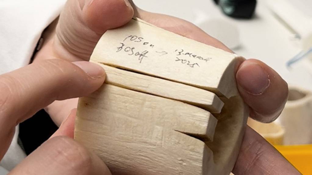 Bisher haben sich Forschende an Knochen-Lasern die Zähne ausgebissen: Sie konnten damit nicht tief genug schneiden. Eine neue Technologie aus Basel soll dies nun möglich machen.