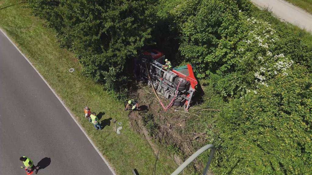 Transporter stürzt Böschung hinunter