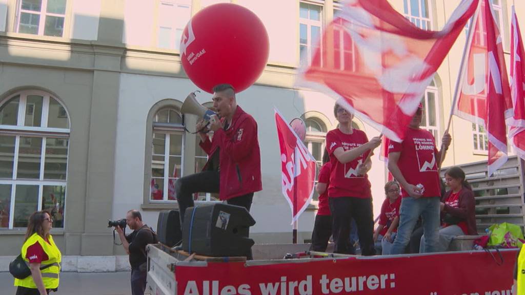 Tausende an Lohndemo in Bern