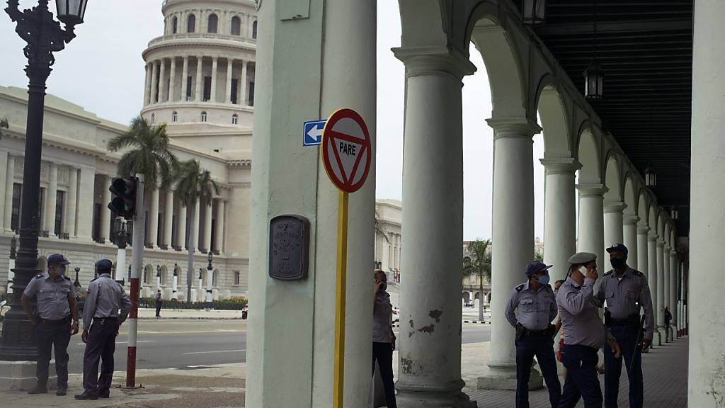 Polizisten stehen Wache in der Nähe des Kapitols. Drei Tage nach Beginn der Demonstrationen gegen die Regierung in Kuba sind nach Angaben unabhängiger Journalisten inzwischen Tausende Menschen festgenommen worden. Foto: Eliana Aponte/AP/dpa