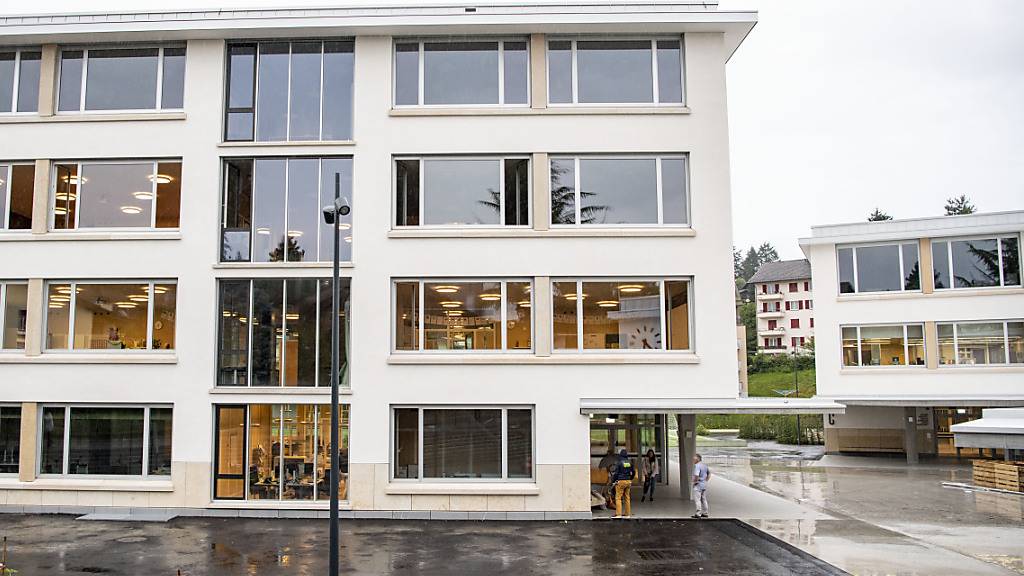 In der Stadt Luzern wurden und werden derzeit zahlreiche Schulanlagen saniert oder erweitert. Im Bild das 2020 neu eröffnete Staffelnschulhaus in Reussbühl. (Archivaufnahme)