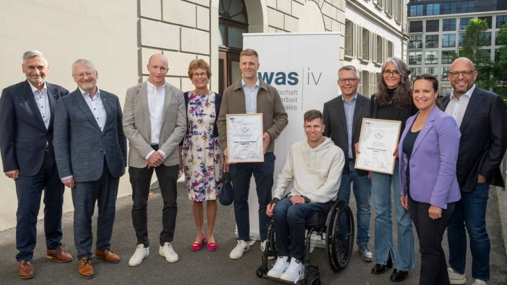 Die beiden IV-Award-Gewinner Huber Leitungsbau und Lötscher Plus Gruppe erhalten im Beisein von WAS-Verwaltungsratspräsident Guido Graf (links), Leiter WAS IV Luzern, Rolf Born (2. von links) und Regierungsrätin Michaela Tschuor (2. von rechts) ihre Auszeichnung.