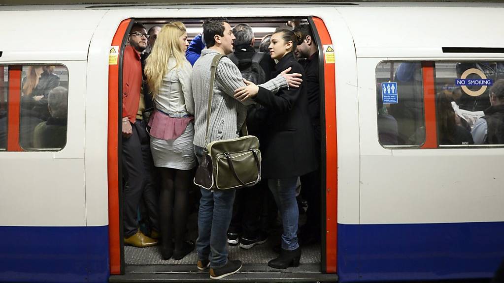 Trotz schärferer Ausgangsbeschränkungen wegen der Corona-Pandemie waren viele Londoner U-Bahnen am Dienstag überfüllt. (Symbolbild)