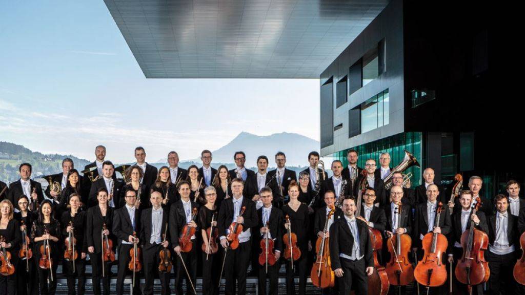Das Luzerner Sinfonieorchester vor dem KKL Luzern.