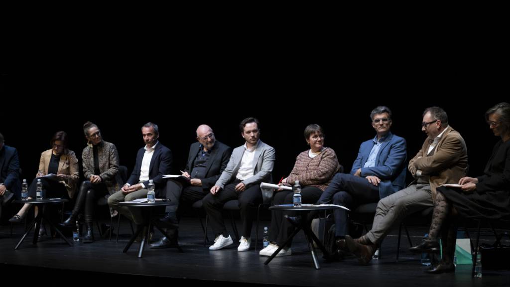 An einer Podiumsdiskussion am Mittwochabend in Chur fühlt Moderator Manfred Papst (fünfter von links) Maurizo Michael, Valeria Favre Accola, Nora Saratz Cazin, Martin Bühler, Reto Bott, Aita Zanetti, Marcus Caduff, Peter Peyer und Carmelia Maissen (von links) auf den Zahn.