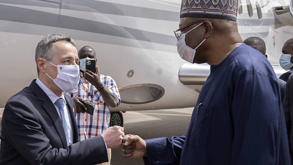 Der Premier von Niger, Ouhoumoudou Mahamadou (rechts) heisst Bundespräsident Ignazio Cassis in Nigers Hauptstadt Niamey willkommen.