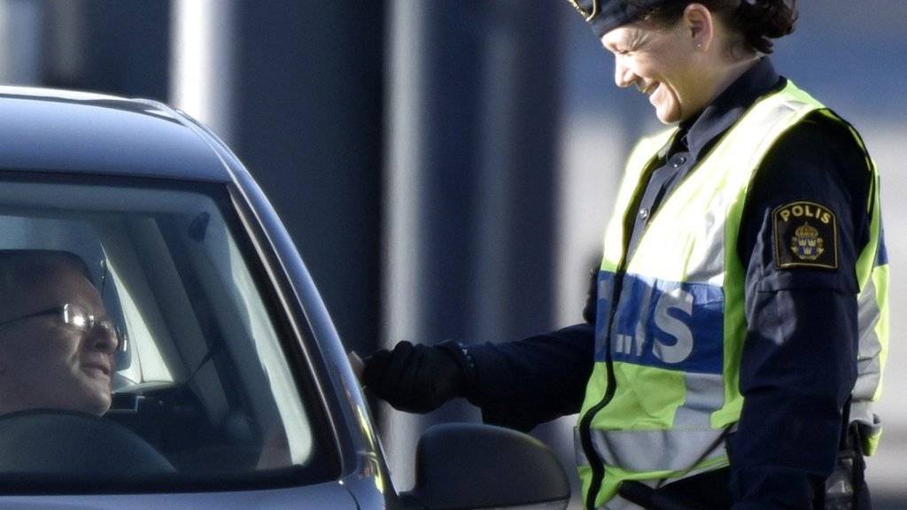 Die schwedische Polizei kontrolliert einen dänischen Autofahrer an Grenze bei Öresund. (Archivbild)
