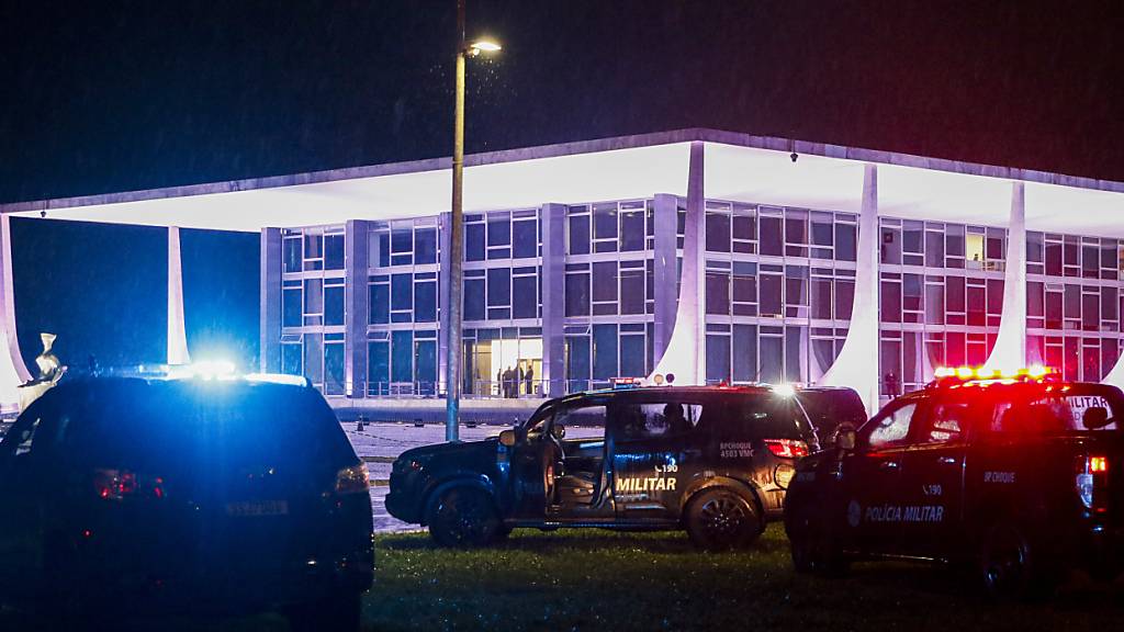 Die Militärpolizei ist am Obersten Gericht im Einsatz, nachdem es vor dem Gebäude zu zwei Explosionen gekommen ist. Foto: Bruno Peres/Agencia Brazil/dpa