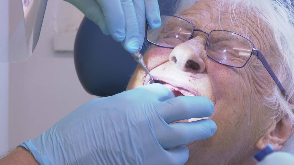 Mobiler Zahnarzt: Dominik Burkart behandelt Patienten im Altersheim