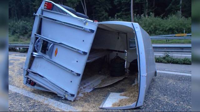 Autofahrer kracht auf A1 in Rossanhänger